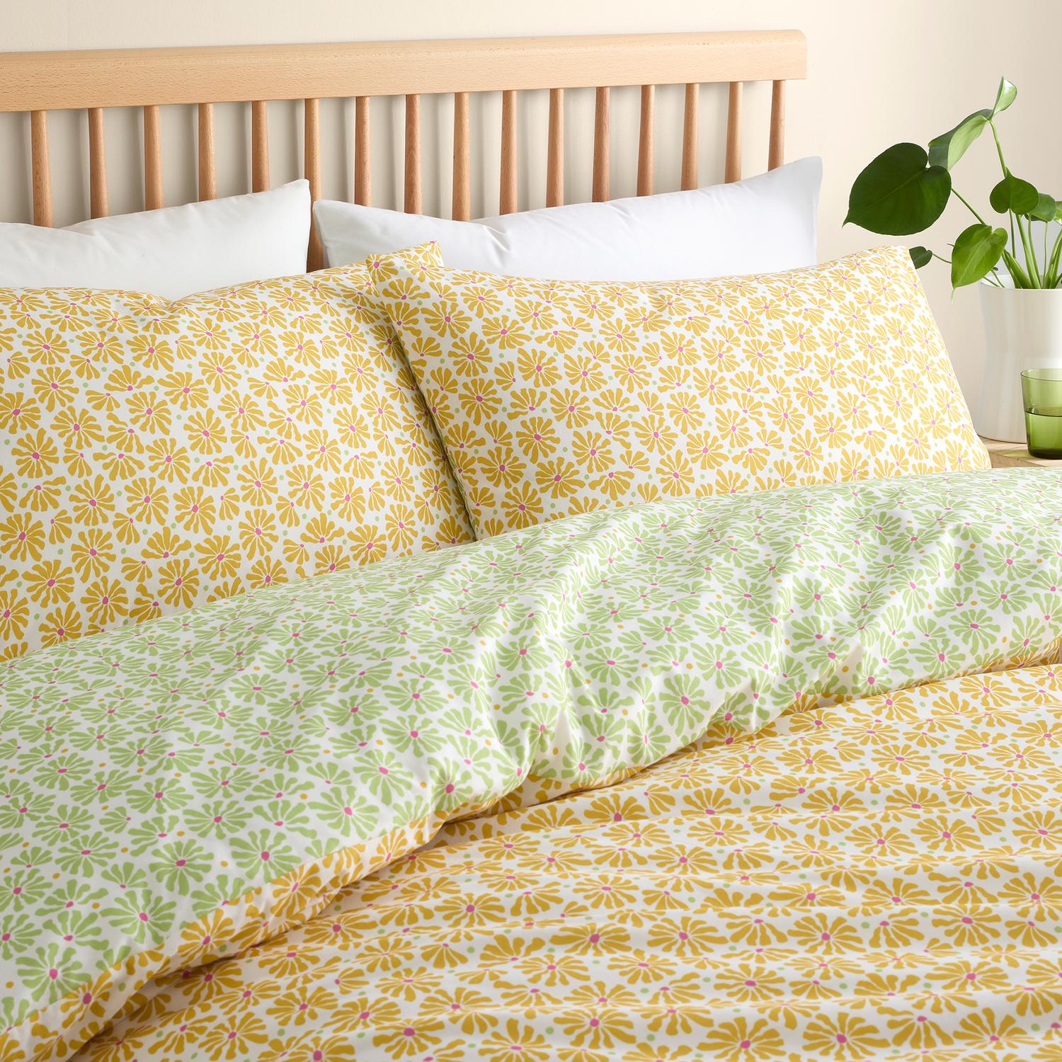 Retro Daisy Floral Yellow Reversible Duvet Set