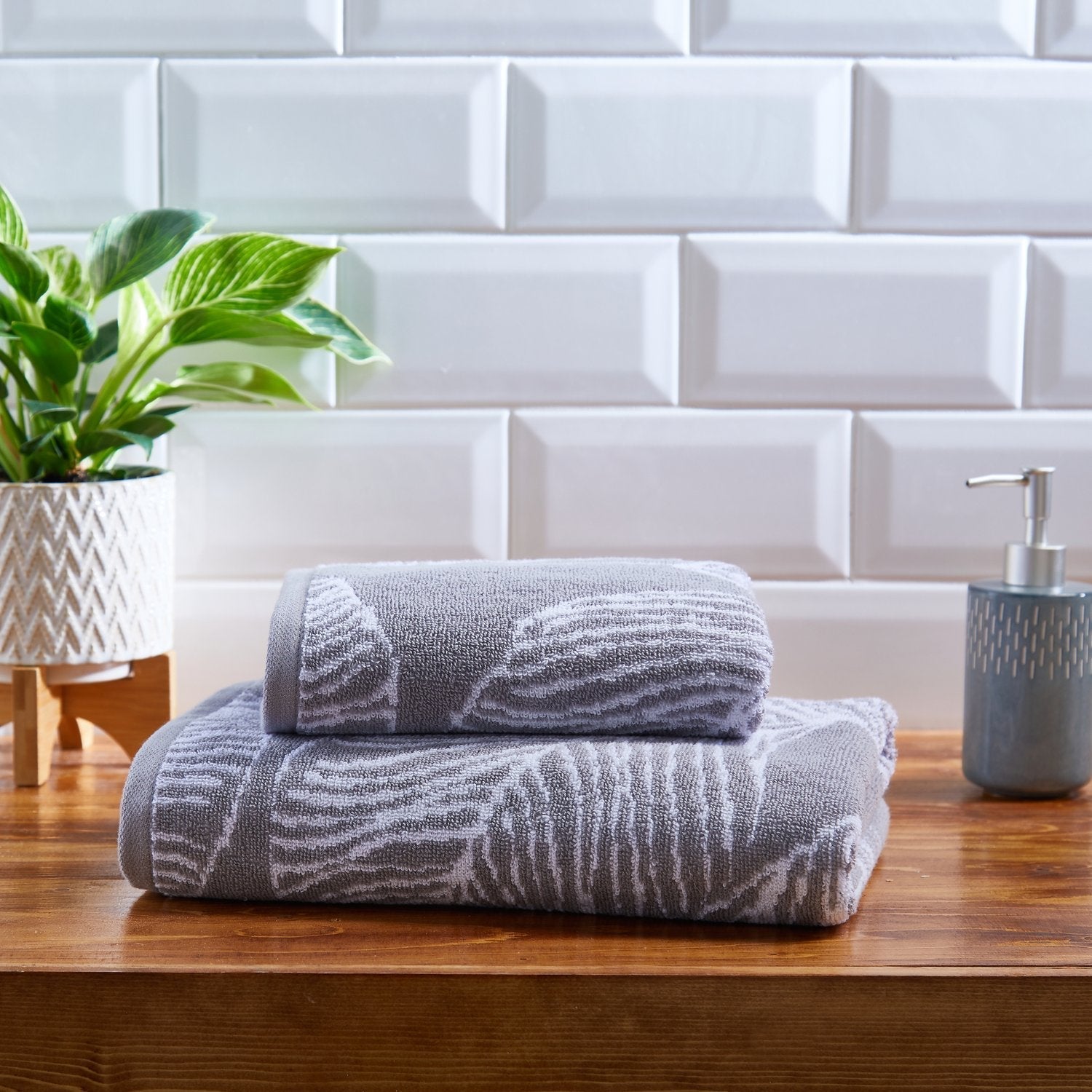 Matteo Grey Leaf Print 550gsm Cotton Towels