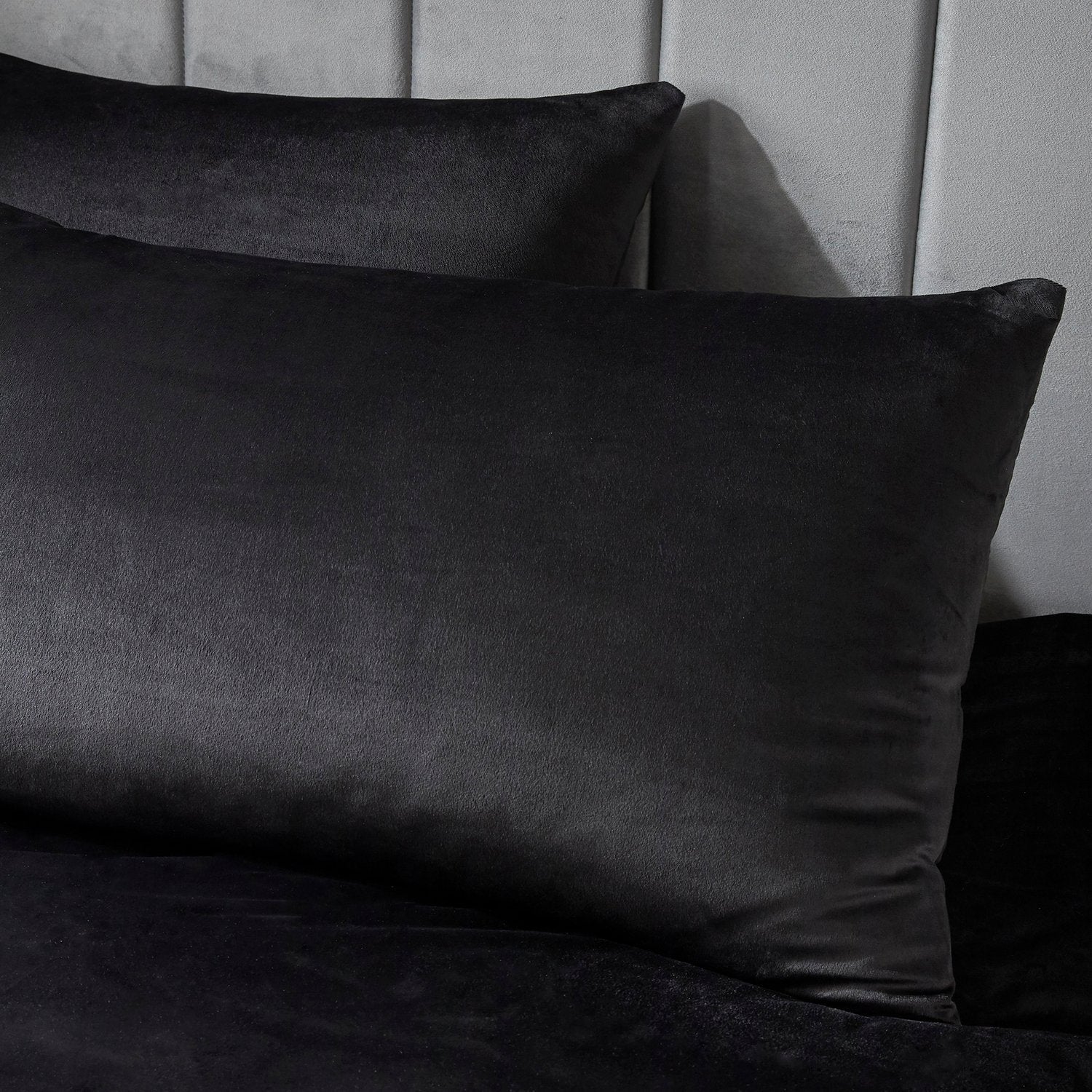 Laurence Llewelyn-Bowen Montrose Black Velvet Duvet Set